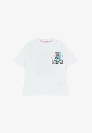 Witte t-shirt met korte mouwen met een cartoonafbeelding van een automaat en de tekst "Leuke voeding is mijn brandstof" in zwart en blauwe kleuren.