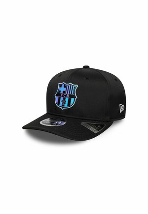 Czarna czapka typu snapback z niebiesko-fioletowym holograficznym herbem FC Barcelona z przodu oraz białym logo New Era z boku.