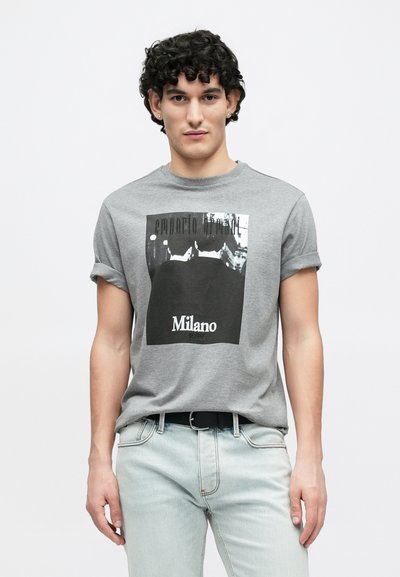 Γκρι βαμβακερό t-shirt με ασπρόμαυρο γραφικό σχέδιο που φέρει τα κείμενα «emporio armani» και «Milano». Μανίκια με ρεβέρ και λαιμόκοψη τύπου crew.