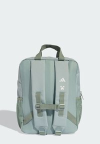 Svjetlozelena ruksak s teksturiranom površinom, podstavljenim naramenicama, podesivim kopčama i vanjskim mrežastim džepom. Prednji logo u bijeloj boji.