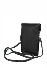 Pochette en cuir noir avec une finition texturée. Dotée d'une longue bandoulière et d'une fermeture à clip argenté. Forme rectangulaire compacte.