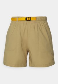 Vaalean khaki-shortsit, joissa on joustava vyötärö ja säädettävä keltainen vyö. Ominaisuuksina on kaksi etutaskua ja sileä, kevyt kangas.