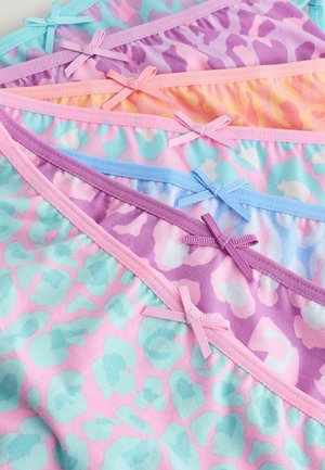 Färgglad underklädesuppsättning med lättviktsmaterial i leopardtryck i rosa, lavendel och blått. Varje plagg har en satinrosett som accent.