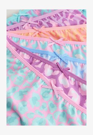 Set de lenjerie colorată, realizat dintr-un material ușor, cu imprimeu leopard în nuanțe de roz, lavandă și albastru. Fiecare piesă are un accent din satin sub formă de fundiță în partea de sus.