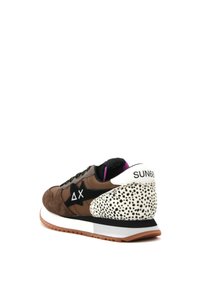 Sneaker in suede marrone e nylon con accenti neri. Presenta un tallone bianco macchiato, una fodera viola e una suola in gomma. Codice stile: SUN68.