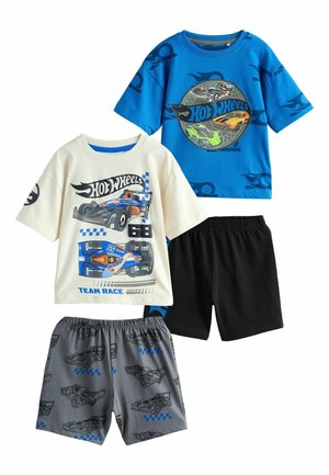 Dwa dziecięce koszulki z krótkim rękawem z grafikami samochodów Hot Wheels, w zestawie z czarnymi i szarymi szortami z nadrukiem wyścigowych samochodów.