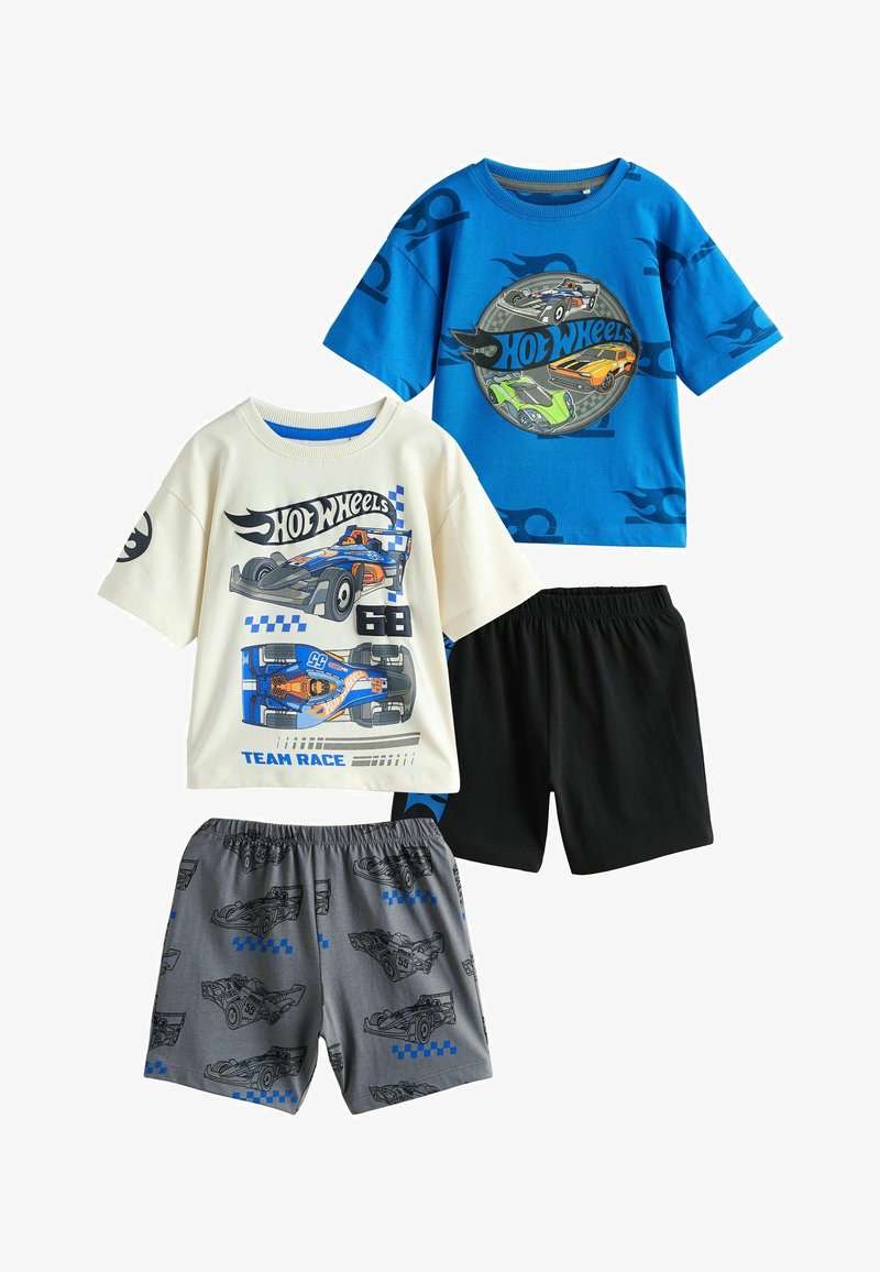 Deux t-shirts à manches courtes pour enfants avec des motifs de voitures Hot Wheels, associés à des shorts noirs et gris avec des imprimés de voitures de course.