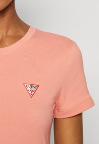 Guess MINI TRIANGLE TEE - Paprasti marškinėliai - peach coral