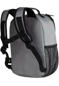 Grauer Stoff-Rucksack mit verstellbaren schwarzen Trägern, seitlicher Mesh-Tasche, glatter Textur, oberem Tragegriff und Reißverschlussverschluss.