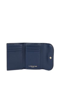 Portafoglio in pelle blu navy con finitura testurizzata, dotato di molteplici slot per carte e chiusura a scatto. Logo stampato in oro all'interno.