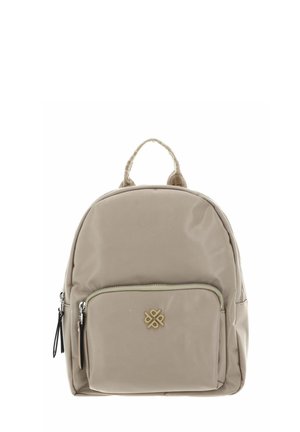 Beige Stoff-Rucksack mit einer vorderen Reißverschlusstasche, Griff aus Seil und Logodetail. Glatte Textur, runde Form und verstellbare Träger.