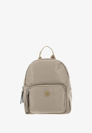 Beige Stoff-Rucksack mit einer vorderen Reißverschlusstasche, Griff aus Seil und Logodetail. Glatte Textur, runde Form und verstellbare Träger.