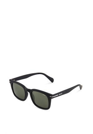 Matte sorte rektangulære solbriller med mørkttonede linser og slanke stænger, med små sølv-accenter og mærketavnet "Sinner" på siden.