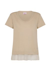 Camiseta beige de cuello en V con mangas cortas, con un dobladillo en capas en un tono más claro. Tejido suave y texturizado con un brillo sutil.