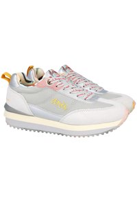 Zapatillas de malla gris con acentos plateados y cordones rosas. Presenta un logo amarillo y una suela texturizada para agarre. Forro multicolor. Diseño deportivo.