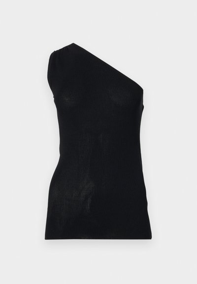 Svart ribbestrikket topp med asymmetrisk én-skulder design, som har en tettsittende silhuett og en jevn tekstur. Ingen ytterligere mønstre eller aksenter.