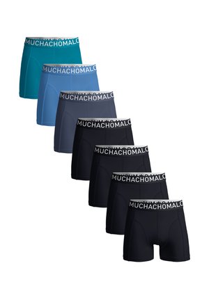 Zeven paar herenboxershorts in tinten blauw en zwart, elk met een merkband waarop "MUCHACHOMALO" staat.