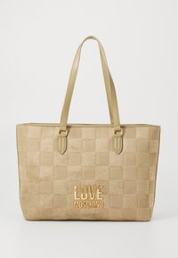 Bežinė didelė rankinė su šachmatų raštu, su švelniu zomšiniu paviršiumi, auksiniu "LOVE MOSCHINO" logotipu ir dviem rankenom.