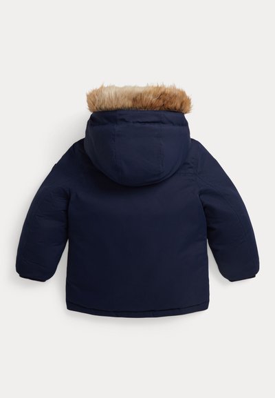 Ναυτικό μπλε πούφφερ μπουφάν με αποσπώμενη καφετιά συνθετική γούνα. Διαθέτει απαλό εξωτερικό υλικό και επένδυση για ζεστασιά.
