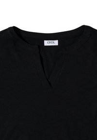 Schwarzes T-Shirt mit Rundhalsausschnitt und einem kurzen Schlitz vorne sowie einem weißen "CECIL"-Label, das am Innenkragen genäht ist.