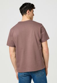 Wrangler SHORT SLEEVE POCKET - T-shirts basic - peppercorn