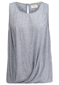 Světle modrý top bez rukávů vyrobený z měkké, texturované látky. Má kulatý výstřih, otevření na zádech ve tvaru klíčové dírky a zkroucený detail v přední části.