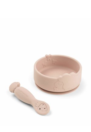 Sæt med skål og ske i silikone i blød lyserød farve. Skålen har et får-design, og skeen har et håndtag formet som en jordbær med små huller.