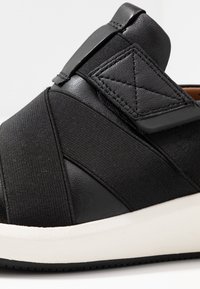 Clarks Unstructured UN RIO STRAP - Scarpe senza lacci - black