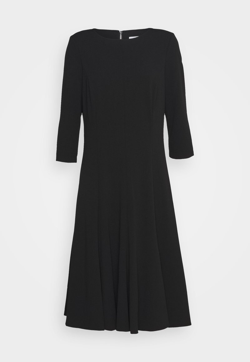 Robe noire longueur genoux avec manches trois-quarts, encolure ronde et légère évasée à l'ourlet.