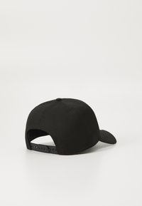 Boné de beisebol preto com frente estruturada, visera curva e fecho ajustável de snapback. Feito de tecido com acabamento mate.