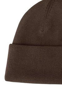 Bordeaux gebreide beanie met een geribbeld oppervlak, voorzien van een opgerolde rand en een naadloze kroon voor een strakke pasvorm.