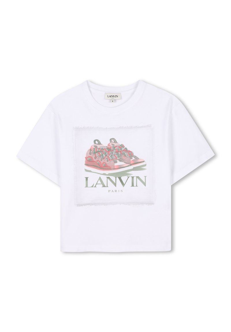 T-shirt en coton blanc avec un imprimé graphique de baskets colorées et le texte "LANVIN PARIS" en dessous, avec une bordure effilochée autour de l'imprimé.