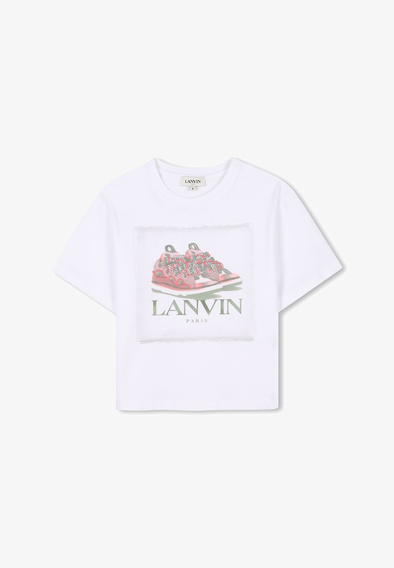 T-shirt en coton blanc avec un imprimé graphique de baskets colorées et le texte "LANVIN PARIS" en dessous, avec une bordure effilochée autour de l'imprimé.