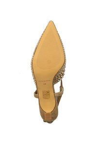 Zapato de tacón alto beige con punta afilada, decorado con strass en la parte trasera y suela texturizada. Talla 38.