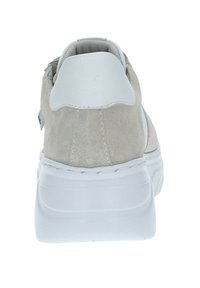 Sneaker in suede grigio chiaro con tallone in pelle bianca. Presenta una suola bianca spessa e dettagli cuciti lungo il bordo. Design pulito, accentuazioni minime.