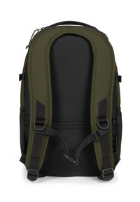 Ryggsäck med en svart bas och mörkgrön topp, med vadderade axelremmar, meshesidofickor och en slät, hållbar tygfinish.