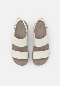 Crocs BROOKLYN LOW WEDGE - Tamancos - oyster