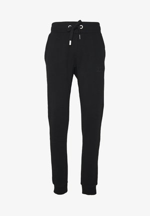 Czarne dresy z elastycznym pasem i sznurkiem, z mankietami przy nogawkach oraz teksturowanym detalem z logo. Wykonane z miękkiej tkaniny bawełnianej.