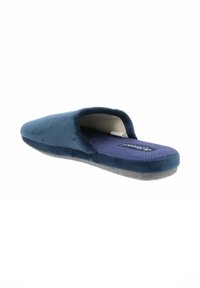 Zapatilla de felpa azul marino con respaldo cerrado, textura suave, forro interior ligero y suela acolchada. Cuenta con una plantilla estampada para mayor comodidad.