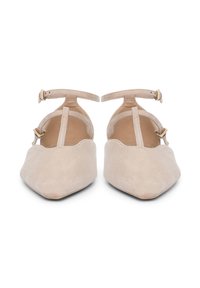 Ballerine in suede beige con punta affilata, cinturini alla caviglia e dettagli in metallo dorato. Texture liscia e design minimalista.