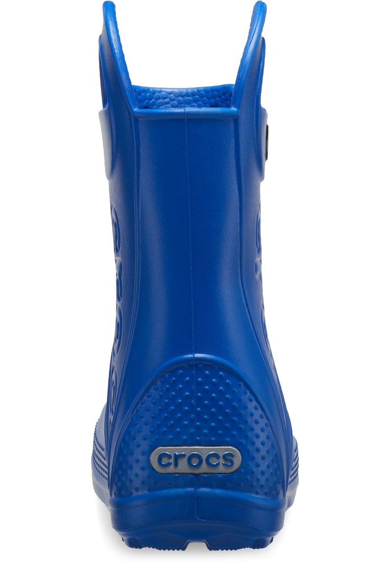 Botas de tobillo de goma azul con lados texturizados, recortes redondeados y una pequeña placa de logo en el talón. Acabado suave y diseño duradero.