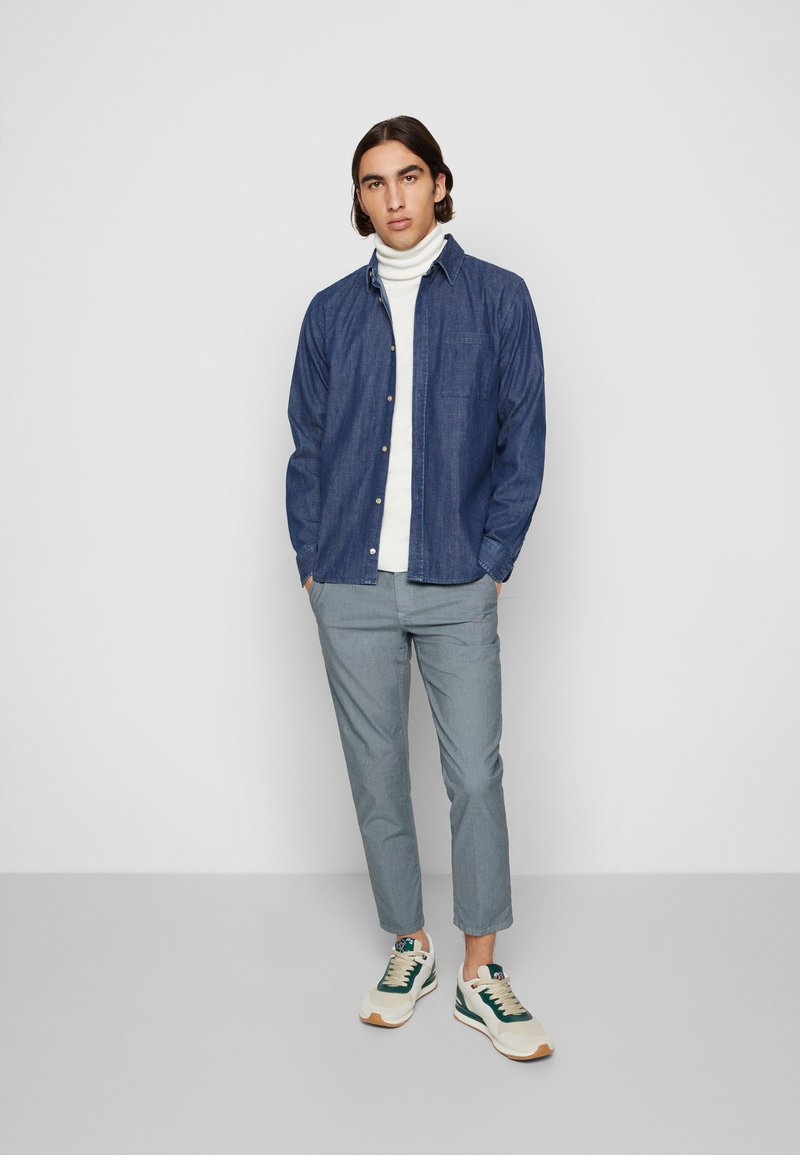 Herren T-shirts & Polos | Dondup PANTALONE PABLO Chino light powder blue/hellblau - DT08575 Herren T-shirts & Polos | Dondup PANTALONE PABLO Chino light powder blue/hellblau - DT08575