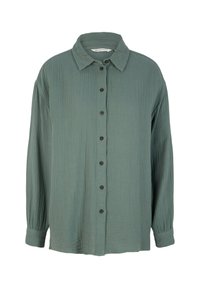 Camisa verde de botones hecha de tela texturizada, con cuello, mangas largas y botones marrones en el frente.