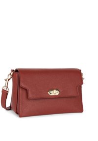 Borsa a tracolla in pelle rossa con texture, chiusura a patta, hardware dorato e tracolla removibile. Forma rettangolare compatta.