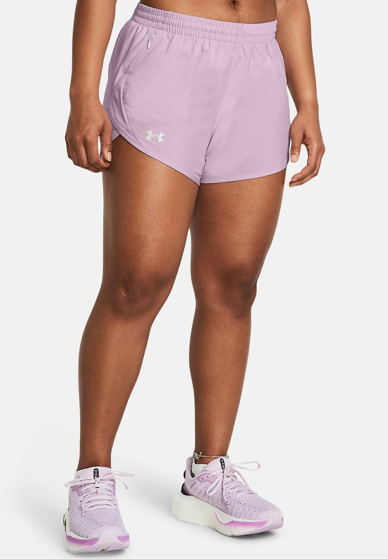 Ljuslila träningsshorts med elastisk midja och sidofickor, med en liten vit logotyp på vänster ben.