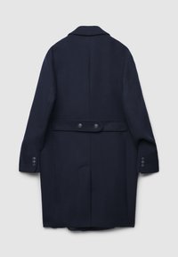 Soprabito navy, tessuto misto lana, collo classico, maniche lunghe con polsini abbottonati, spacco posteriore con due bottoni, design sartoriale.