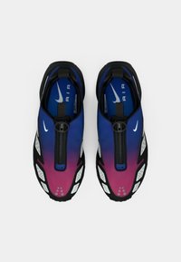 Une paire de baskets Nike Air dégradées en bleu et rose, avec des accents noirs et blancs, une fermeture éclair à l'avant, et des logos swoosh Nike visibles à l'intérieur et à l'extérieur.