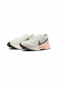 Lekkie buty do biegania z oddychającą siateczką, z czarnym logo Swoosh, różowymi akcentami i teksturowaną czarną podeszwą.