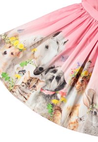 En rosa kjole med et collage av ulike dyr, inkludert en hest, hund, katt og kanin, dekorert med blomster og sommerfugler.
