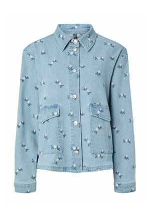 Veste en denim bleu clair avec broderies florales blanches et roses, boutons argentés sur le devant, deux grandes poches avant et un col pointu.